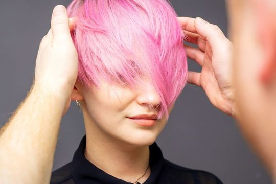 mujer con el pelo rosa
